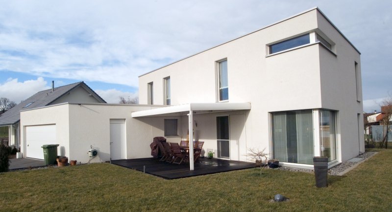 Contemporary white house with a flat roof (Photo by flytime - stock.adobe.com)